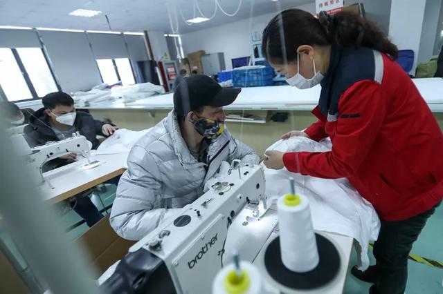 防護(hù)服緊缺？這家僅用了5天時(shí)間轉(zhuǎn)產(chǎn)防護(hù)服，日產(chǎn)量已達(dá)9000件