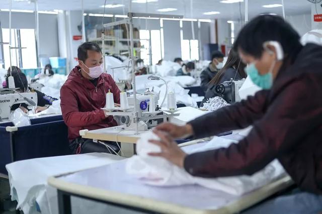 防護(hù)服緊缺？這家僅用了5天時(shí)間轉(zhuǎn)產(chǎn)防護(hù)服，日產(chǎn)量已達(dá)9000件