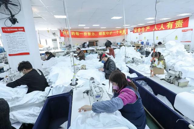 防護(hù)服緊缺？這家僅用了5天時(shí)間轉(zhuǎn)產(chǎn)防護(hù)服，日產(chǎn)量已達(dá)9000件