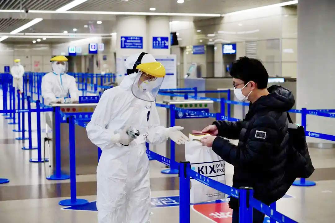 身穿誠格防護(hù)服的&ldquo;守滬者&rdquo; 24小時(shí)奮戰(zhàn)在浦東國際機(jī)場口岸防疫一線