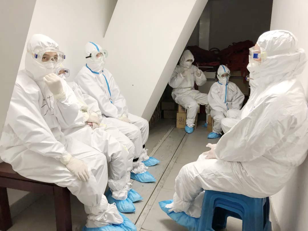 身穿誠格防護(hù)服的&ldquo;守滬者&rdquo; 24小時(shí)奮戰(zhàn)在浦東國際機(jī)場口岸防疫一線