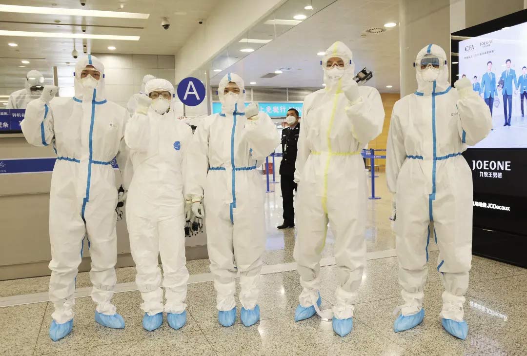 2.jpg身穿誠格防護(hù)服的&ldquo;守滬者&rdquo; 24小時(shí)奮戰(zhàn)在浦東國際機(jī)場口岸防疫一線