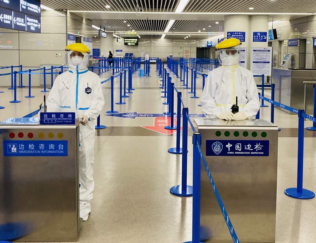 身穿誠格防護(hù)服的&ldquo;守滬者&rdquo; 24小時(shí)奮戰(zhàn)在浦東國際機(jī)場口岸防疫一線