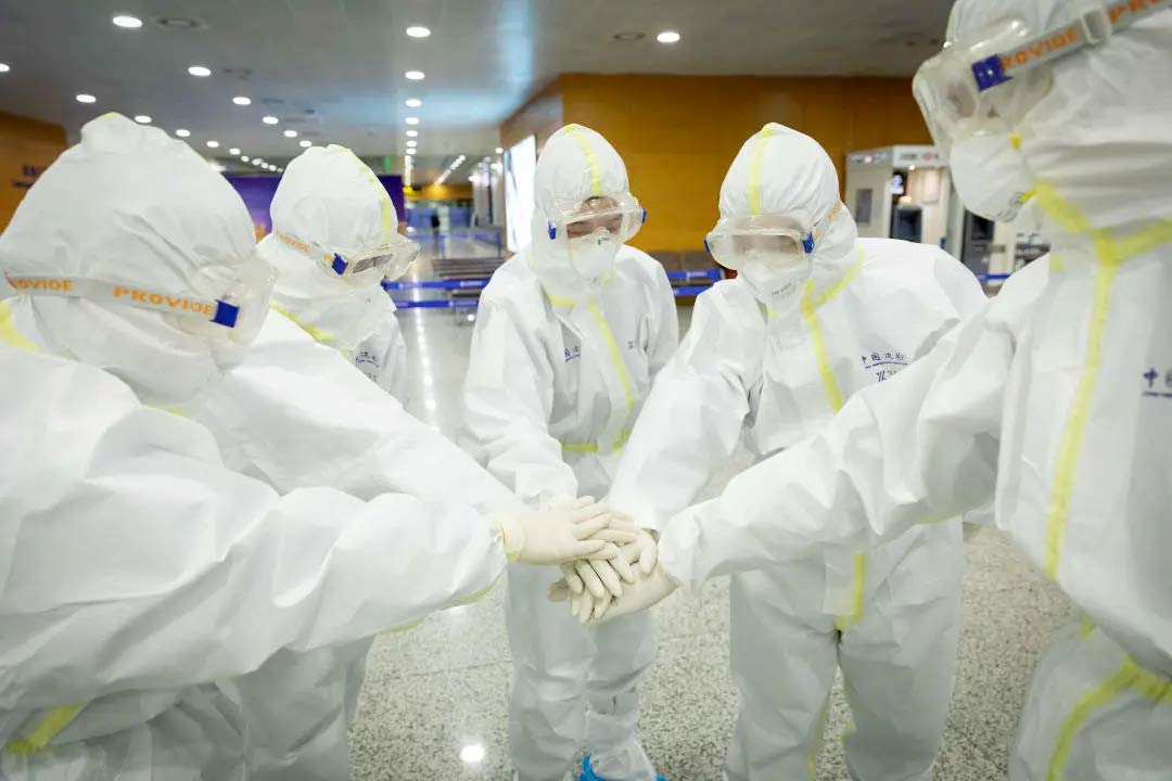 身穿誠格防護(hù)服的&ldquo;守滬者&rdquo; 24小時(shí)奮戰(zhàn)在浦東國際機(jī)場口岸防疫一線