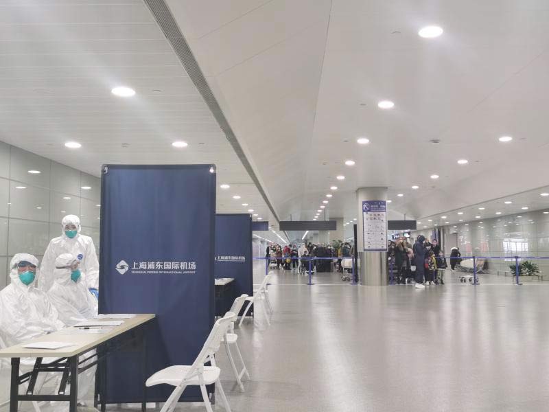 身穿誠格防護(hù)服的&ldquo;守滬者&rdquo; 24小時(shí)奮戰(zhàn)在浦東國際機(jī)場口岸防疫一線