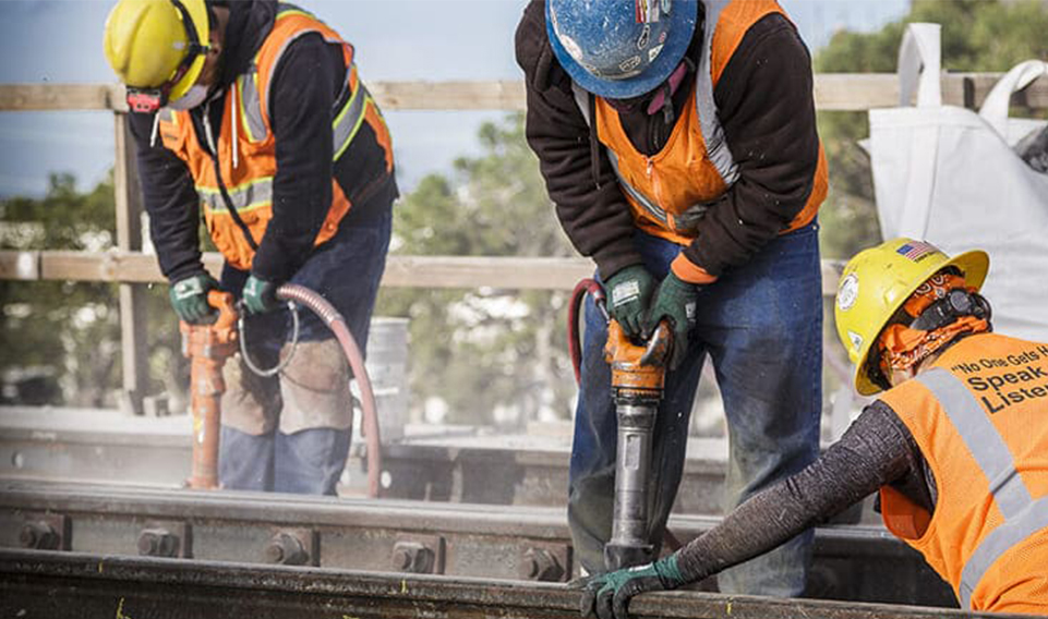 在施工場合里，常用的安全防護用品有哪些？