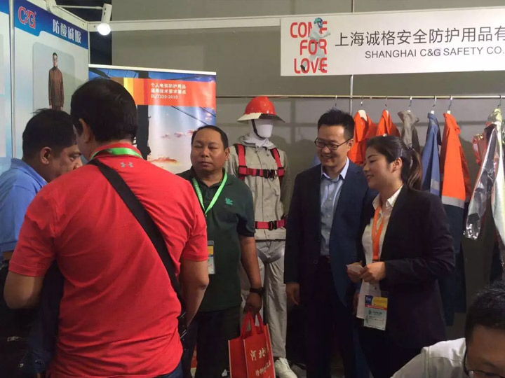 展區(qū)一角，相談甚歡，有種相見恨晚的感覺！