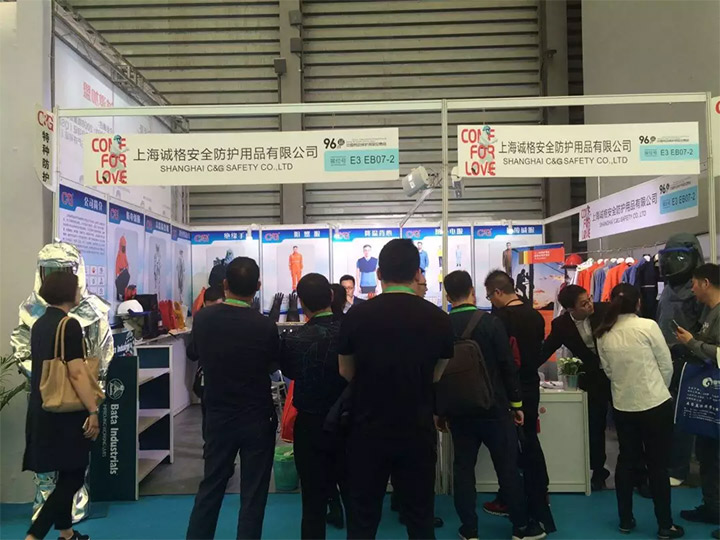 蜂擁而至，開始圍觀