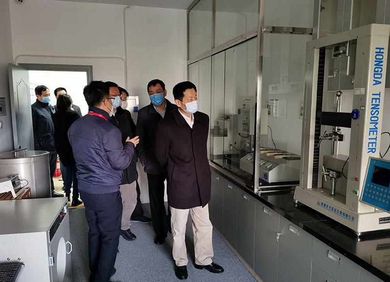 上海市委常委、副市長吳清一行蒞臨指導(dǎo)誠格防御物資的生產(chǎn)