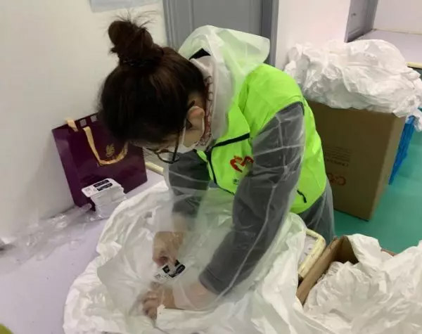 攜手戰(zhàn)&ldquo;疫&rdquo;，逆風(fēng)而上，上海志愿者助力抗疫防護(hù)服生產(chǎn)