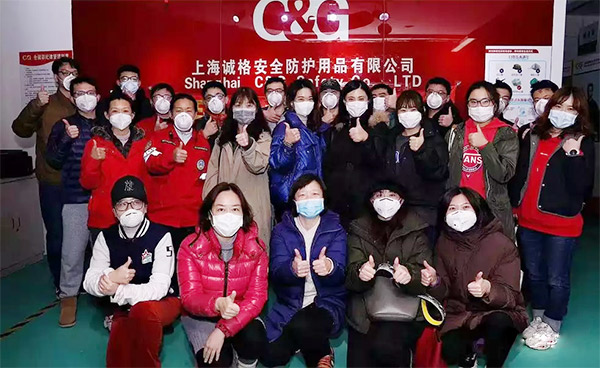 攜手戰(zhàn)&ldquo;疫&rdquo;，逆風(fēng)而上，上海志愿者助力抗疫防護(hù)服生產(chǎn)