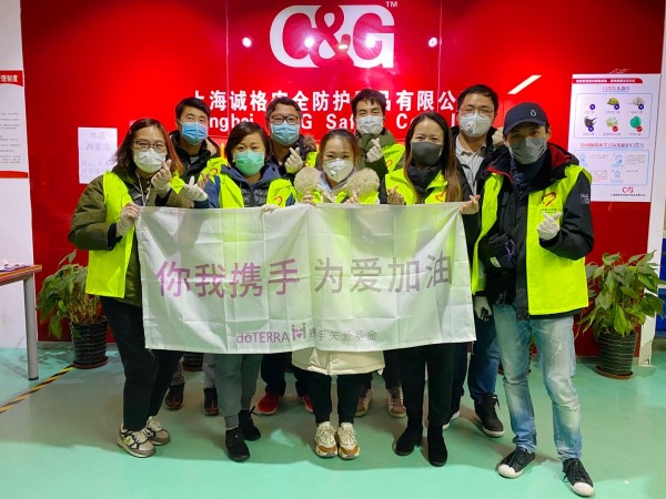 多特瑞公司志愿者支援誠格防護服生產(chǎn)