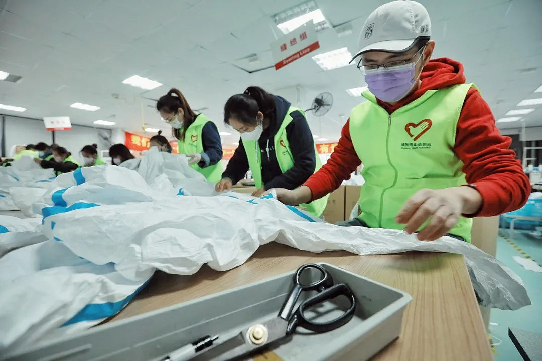 2.jpg這些&ldquo;守護者&rdquo;們在上海誠格干了件大事！&mdash;&mdash;20天，750人次，經(jīng)手近4萬件防護服！