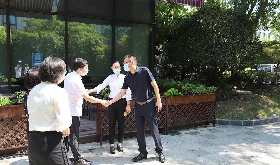 周浦鎮(zhèn)領(lǐng)導(dǎo)上海誠(chéng)格慰問行